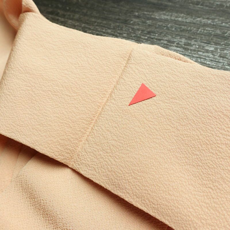 色無地 良品 茶渋染 落款入り 縮緬 一つ紋付き 正絹 無地 袷仕立て 身丈157cm 裄丈64cm フォーマル 着物 ベージュ_画像17