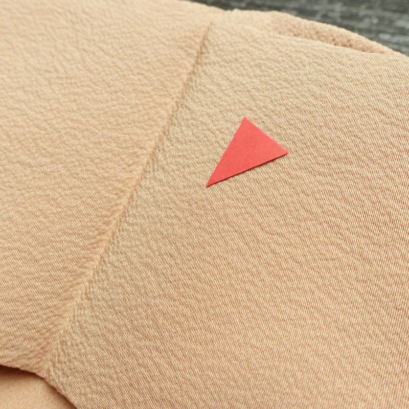 色無地 良品 茶渋染 落款入り 縮緬 一つ紋付き 正絹 無地 袷仕立て 身丈157cm 裄丈64cm フォーマル 着物 ベージュ_画像18