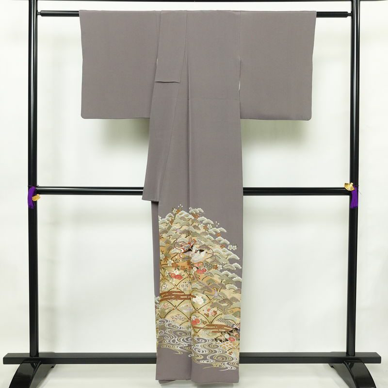 色留袖 三つ紋付き 縮緬 金駒刺繍 正絹 古典柄 袷仕立て 身丈159cm 裄丈65cm 箔 金彩 金糸 フォーマル 着物 紫・藤色_画像2