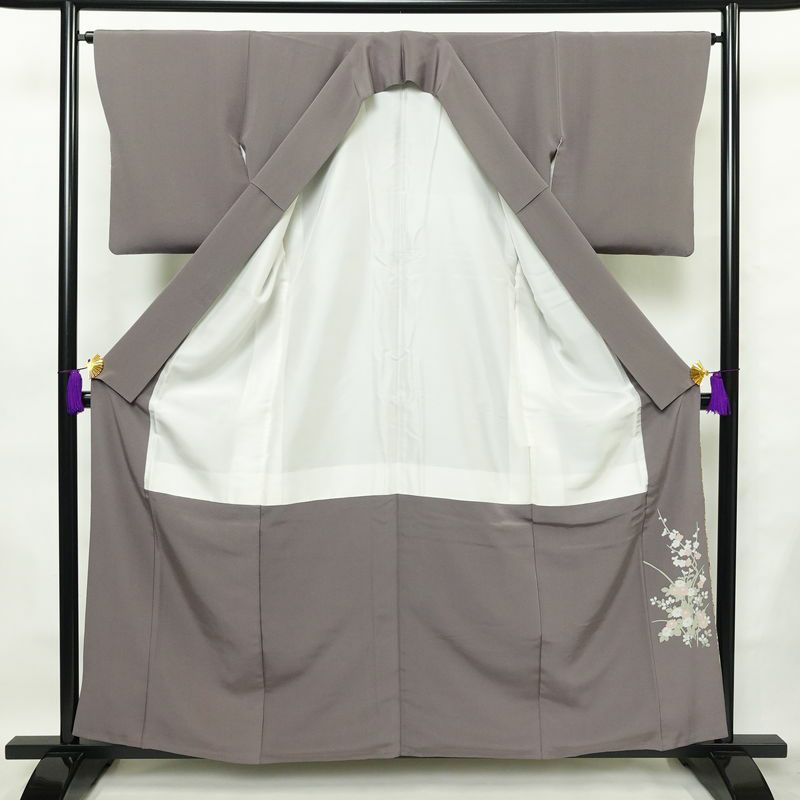 色留袖 三つ紋付き 縮緬 金駒刺繍 正絹 古典柄 袷仕立て 身丈159cm 裄丈65cm 箔 金彩 金糸 フォーマル 着物 紫・藤色_画像3