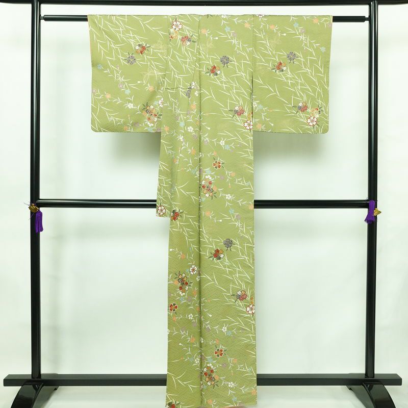 小紋 良品 ポリエステル 花柄 袷仕立て 身丈160cm 裄丈64cm 金彩 着物 緑・うぐいす色_画像2