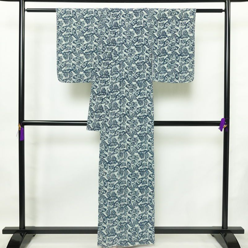 小紋 縮緬 総柄 正絹 古典柄 袷仕立て 身丈160.5cm 裄丈62.5cm 一部しつけ糸付き 扇子 着物 青・紺_画像2