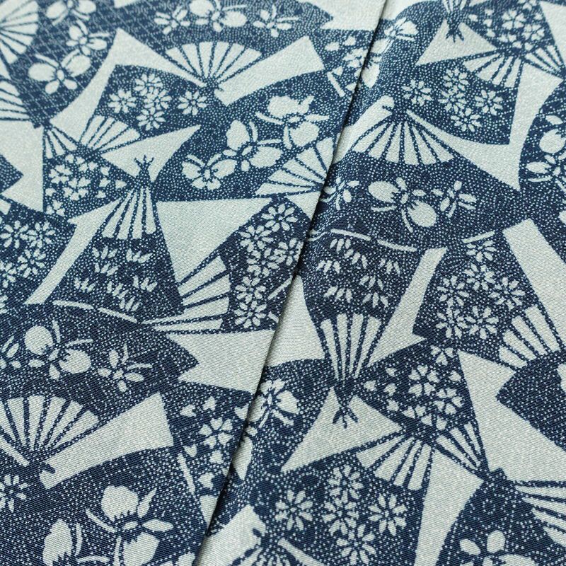 小紋 縮緬 総柄 正絹 古典柄 袷仕立て 身丈160.5cm 裄丈62.5cm 一部しつけ糸付き 扇子 着物 青・紺_画像9