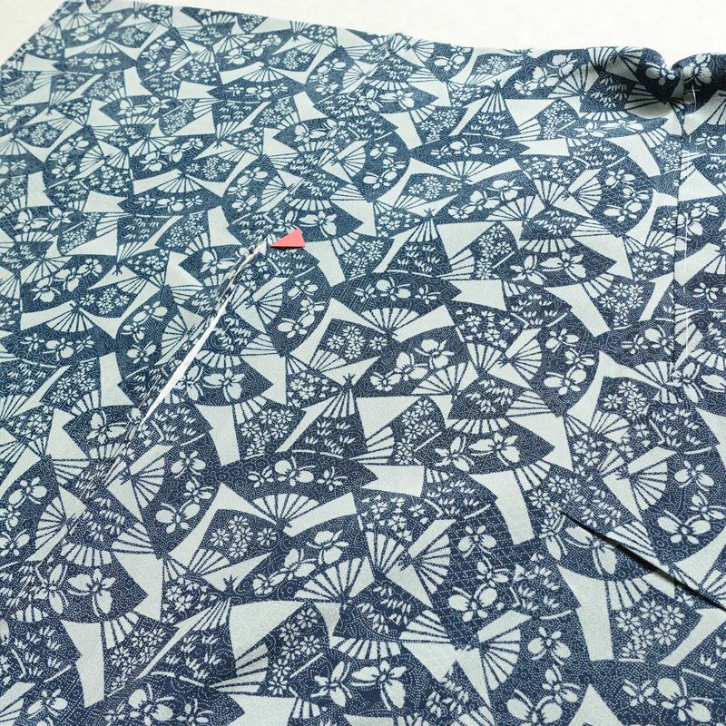 小紋 縮緬 総柄 正絹 古典柄 袷仕立て 身丈160.5cm 裄丈62.5cm 一部しつけ糸付き 扇子 着物 青・紺_画像12