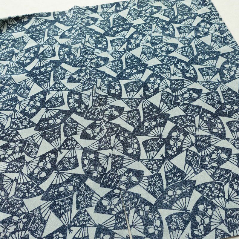小紋 縮緬 総柄 正絹 古典柄 袷仕立て 身丈160.5cm 裄丈62.5cm 一部しつけ糸付き 扇子 着物 青・紺_画像15