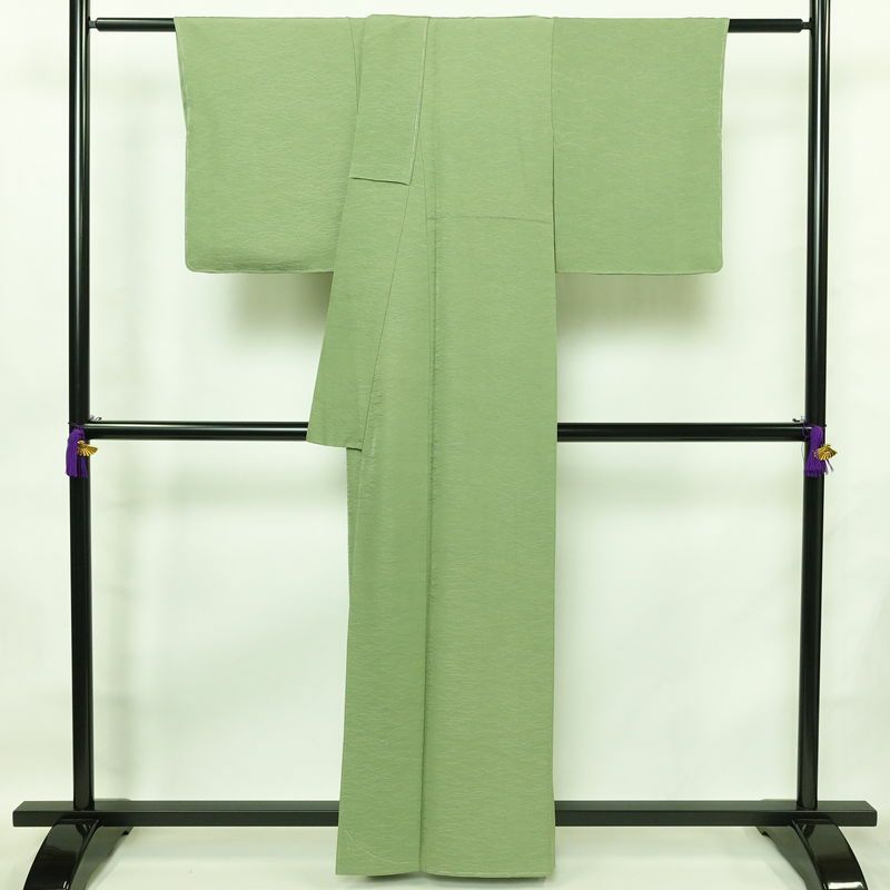 色無地 良品 しつけ糸付き 一つ紋付き 正絹 木の葉・植物柄 袷仕立て 身丈160cm 裄丈65cm フォーマル 着物 露芝 緑・うぐいす色_画像2