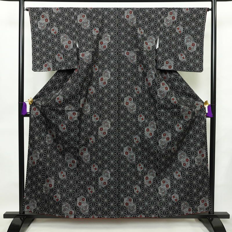 紬 美品 しつけ糸付き 正絹 麻の葉柄 袷仕立て 身丈159cm 裄丈65.5cm 花柄 着物 黒_画像1