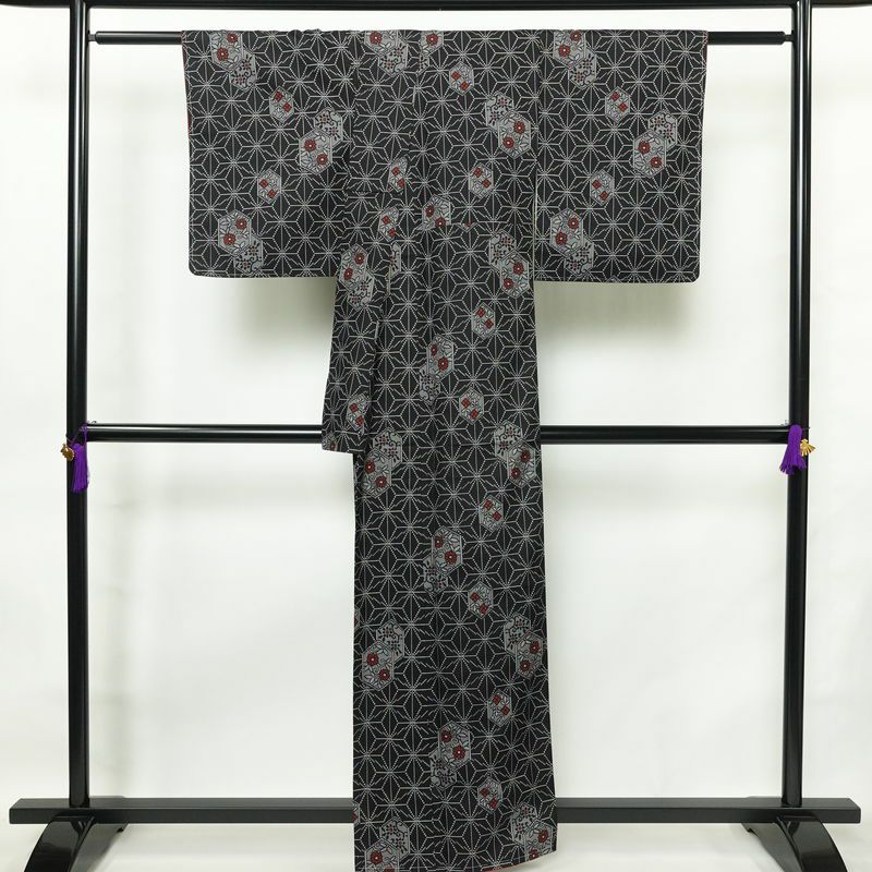 紬 美品 しつけ糸付き 正絹 麻の葉柄 袷仕立て 身丈159cm 裄丈65.5cm 花柄 着物 黒_画像2