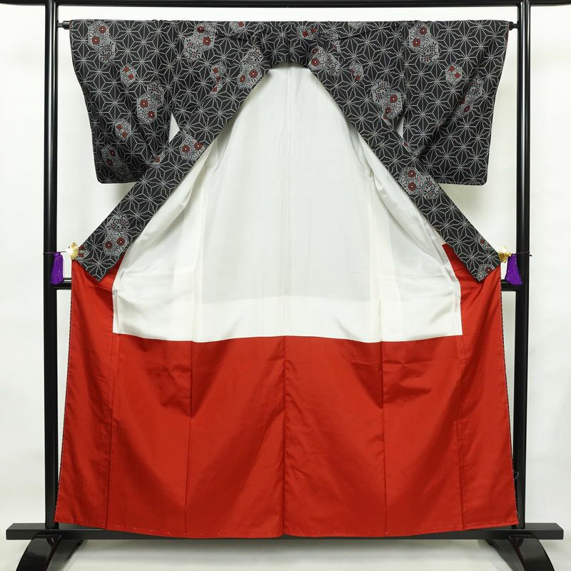 紬 美品 しつけ糸付き 正絹 麻の葉柄 袷仕立て 身丈159cm 裄丈65.5cm 花柄 着物 黒_画像3