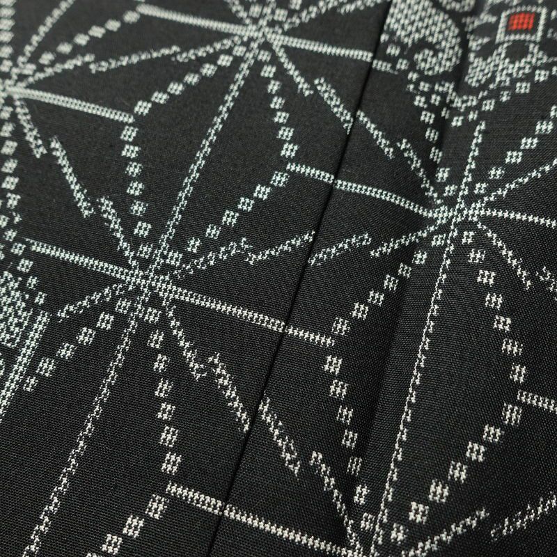 紬 美品 しつけ糸付き 正絹 麻の葉柄 袷仕立て 身丈159cm 裄丈65.5cm 花柄 着物 黒_画像9