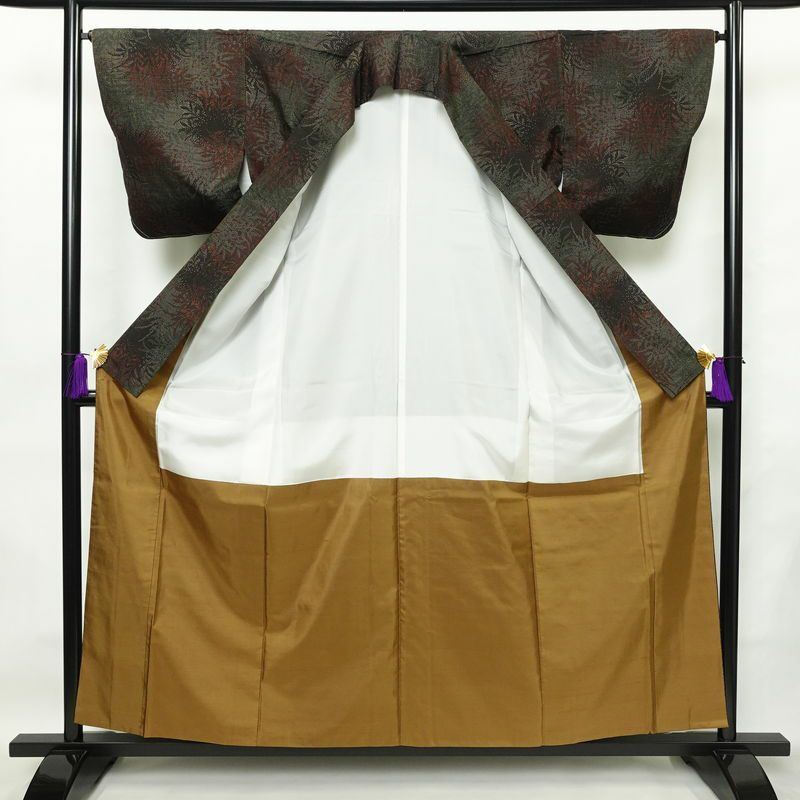 紬 美品 しつけ糸付き 正絹 木の葉・植物柄 袷仕立て 身丈158cm 裄丈66cm 着物 緑・うぐいす色_画像3