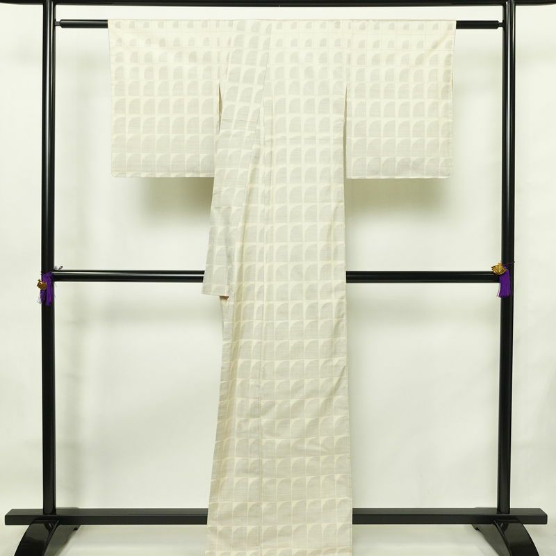 大島紬 付下 良品 証紙なし しつけ糸付き 正絹 幾何学柄・抽象柄 袷仕立て 身丈163.5cm 裄丈65cm 着物 白_画像2