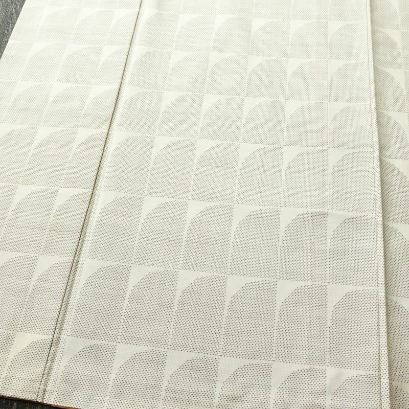 大島紬 付下 良品 証紙なし しつけ糸付き 正絹 幾何学柄・抽象柄 袷仕立て 身丈163.5cm 裄丈65cm 着物 白_画像4