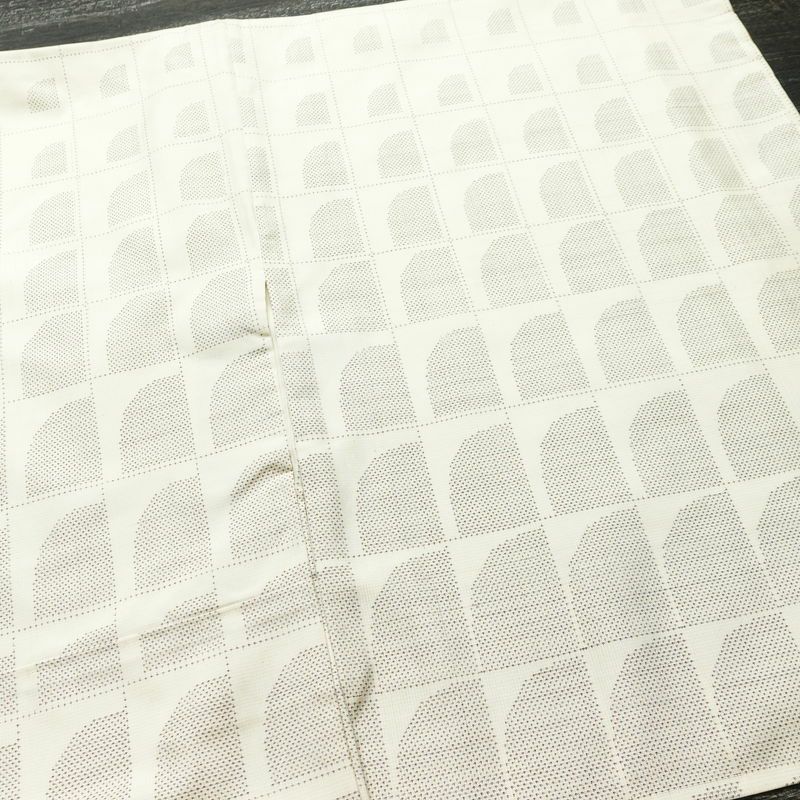 大島紬 付下 良品 証紙なし しつけ糸付き 正絹 幾何学柄・抽象柄 袷仕立て 身丈163.5cm 裄丈65cm 着物 白_画像13