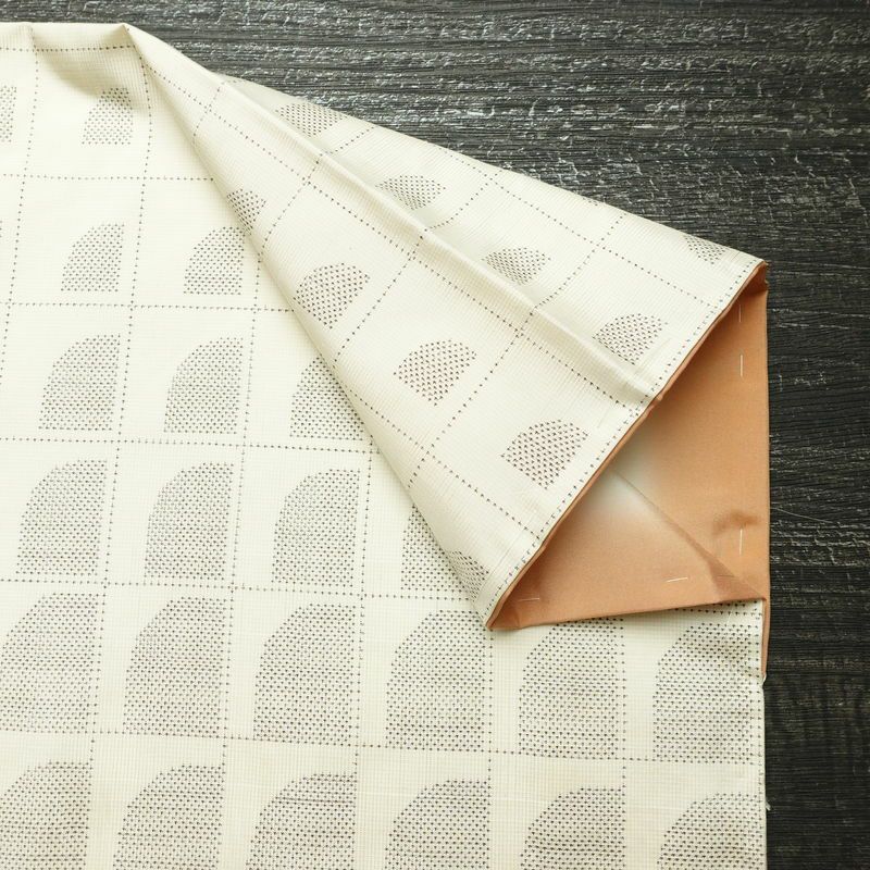 大島紬 付下 良品 証紙なし しつけ糸付き 正絹 幾何学柄・抽象柄 袷仕立て 身丈163.5cm 裄丈65cm 着物 白_画像14