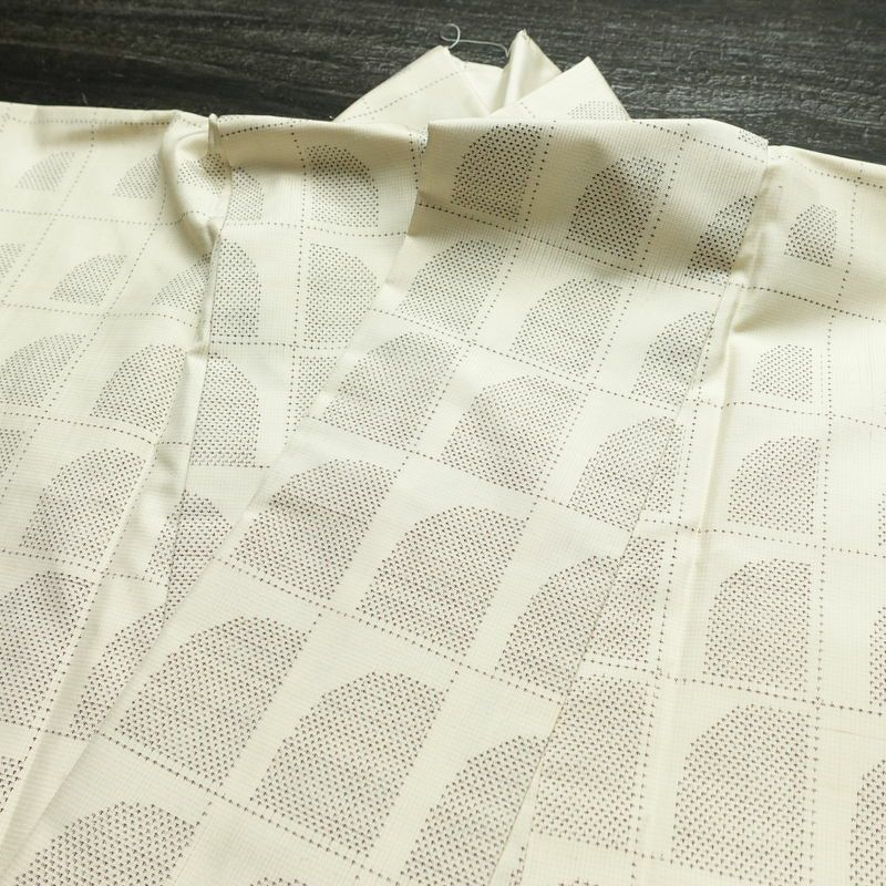 大島紬 付下 良品 証紙なし しつけ糸付き 正絹 幾何学柄・抽象柄 袷仕立て 身丈163.5cm 裄丈65cm 着物 白_画像16