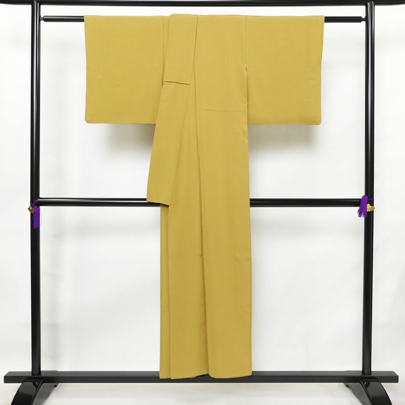 色無地 一つ紋付き 正絹 無地 袷仕立て 身丈150.5cm 裄丈63cm フォーマル 着物 黄・黄土色_画像2