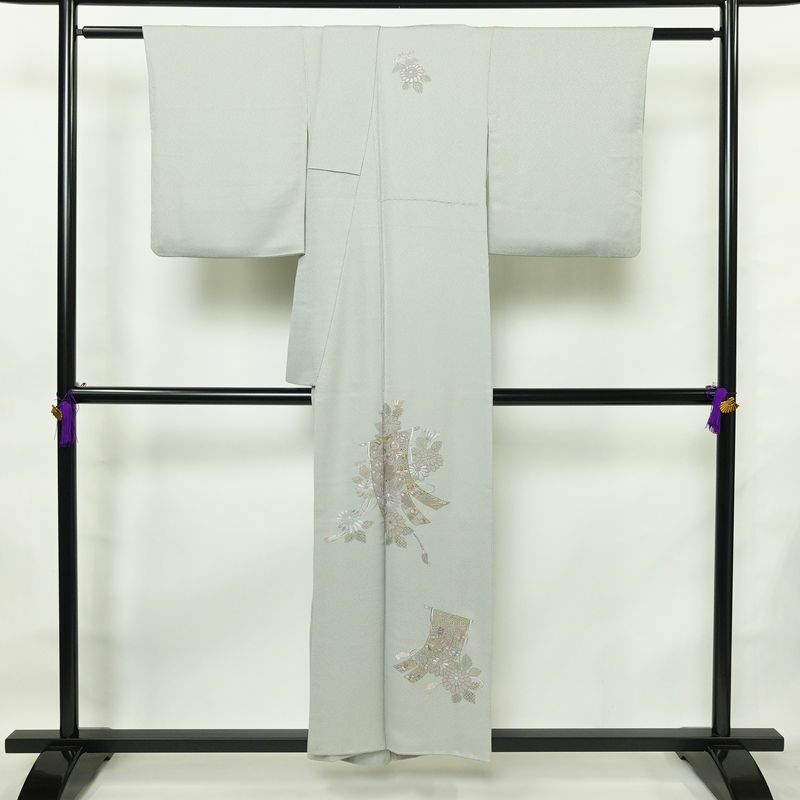 付け下げ スワトウ刺繍 相良刺繍 一つ紋付き 正絹 古典柄 袷仕立て 身丈152.5cm 裄丈65.5cm 刺繍 一部しつけ糸付き 金糸 フォーマル 着物 グレー_画像2