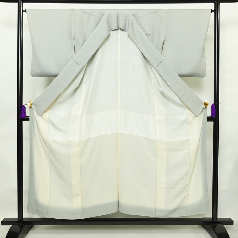 付け下げ スワトウ刺繍 相良刺繍 一つ紋付き 正絹 古典柄 袷仕立て 身丈152.5cm 裄丈65.5cm 刺繍 一部しつけ糸付き 金糸 フォーマル 着物 グレー_画像3