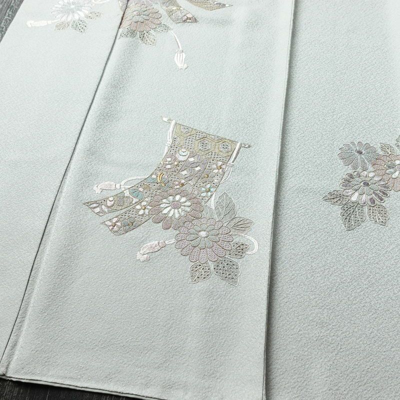 付け下げ スワトウ刺繍 相良刺繍 一つ紋付き 正絹 古典柄 袷仕立て 身丈152.5cm 裄丈65.5cm 刺繍 一部しつけ糸付き 金糸 フォーマル 着物 グレー_画像4