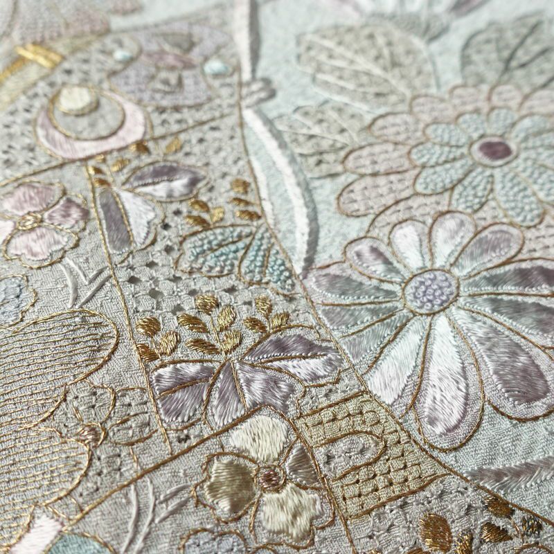 付け下げ スワトウ刺繍 相良刺繍 一つ紋付き 正絹 古典柄 袷仕立て 身丈152.5cm 裄丈65.5cm 刺繍 一部しつけ糸付き 金糸 フォーマル 着物 グレー_画像7