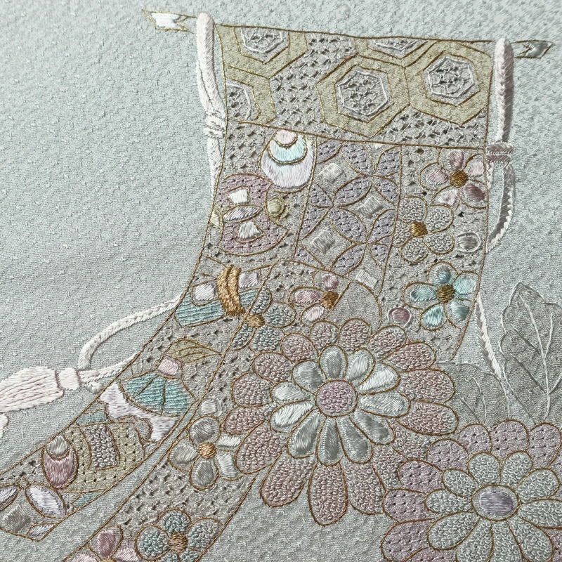 付け下げ スワトウ刺繍 相良刺繍 一つ紋付き 正絹 古典柄 袷仕立て 身丈152.5cm 裄丈65.5cm 刺繍 一部しつけ糸付き 金糸 フォーマル 着物 グレー_画像10