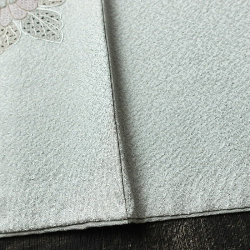 付け下げ スワトウ刺繍 相良刺繍 一つ紋付き 正絹 古典柄 袷仕立て 身丈152.5cm 裄丈65.5cm 刺繍 一部しつけ糸付き 金糸 フォーマル 着物 グレー_画像11