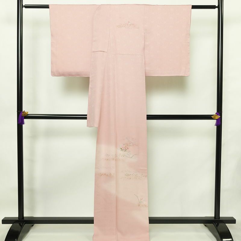 付け下げ 良品 しつけ糸付き 綸子 一つ紋付き 正絹 木の葉・植物柄 袷仕立て 身丈165cm 裄丈65cm 箔 刺繍 フォーマル 着物 ピンク_画像2