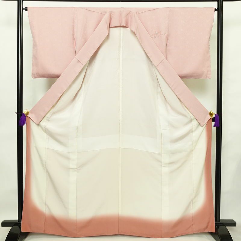 付け下げ 良品 しつけ糸付き 綸子 一つ紋付き 正絹 木の葉・植物柄 袷仕立て 身丈165cm 裄丈65cm 箔 刺繍 フォーマル 着物 ピンク_画像3