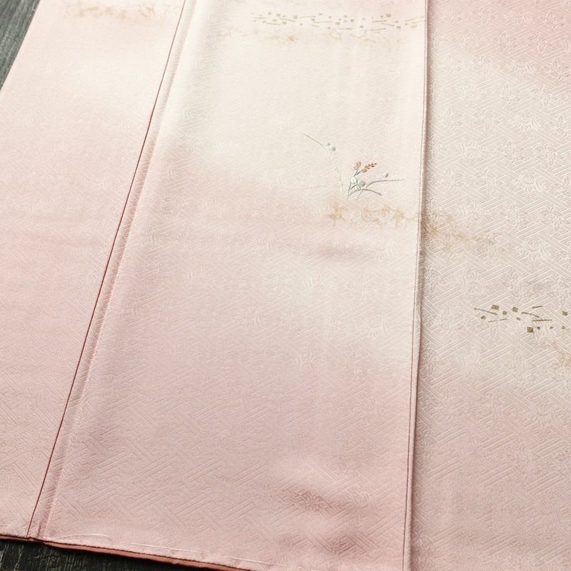 付け下げ 良品 しつけ糸付き 綸子 一つ紋付き 正絹 木の葉・植物柄 袷仕立て 身丈165cm 裄丈65cm 箔 刺繍 フォーマル 着物 ピンク_画像4