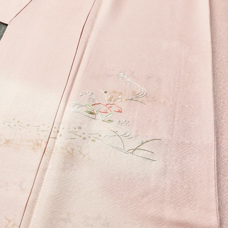 付け下げ 良品 しつけ糸付き 綸子 一つ紋付き 正絹 木の葉・植物柄 袷仕立て 身丈165cm 裄丈65cm 箔 刺繍 フォーマル 着物 ピンク_画像5