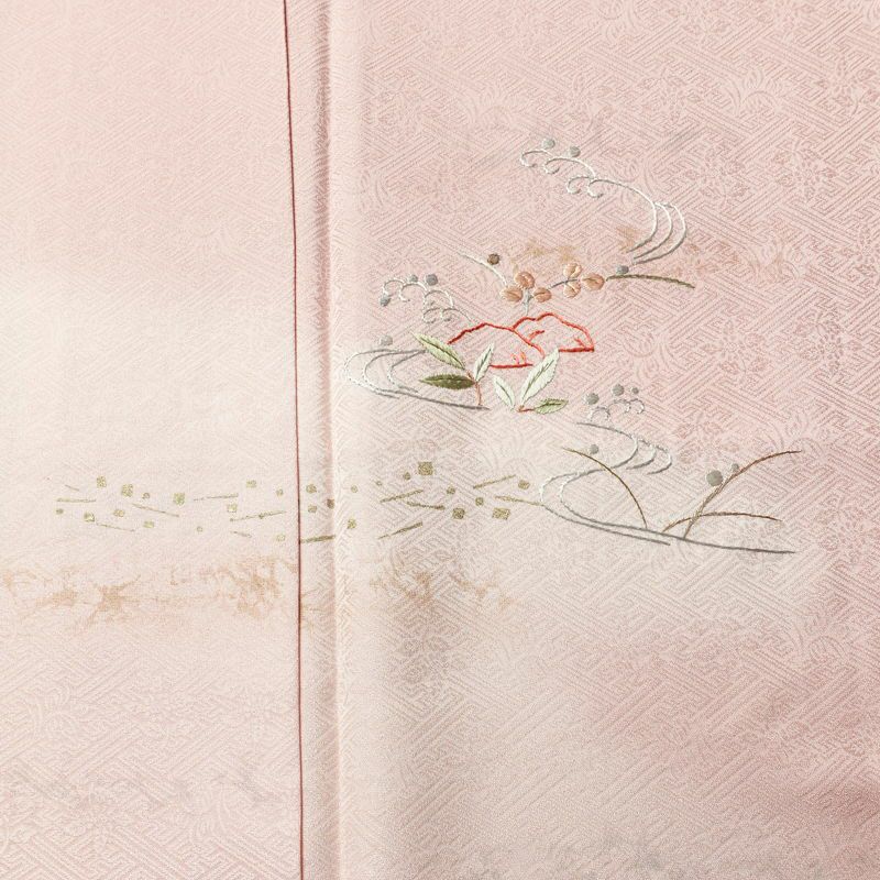 付け下げ 良品 しつけ糸付き 綸子 一つ紋付き 正絹 木の葉・植物柄 袷仕立て 身丈165cm 裄丈65cm 箔 刺繍 フォーマル 着物 ピンク_画像6