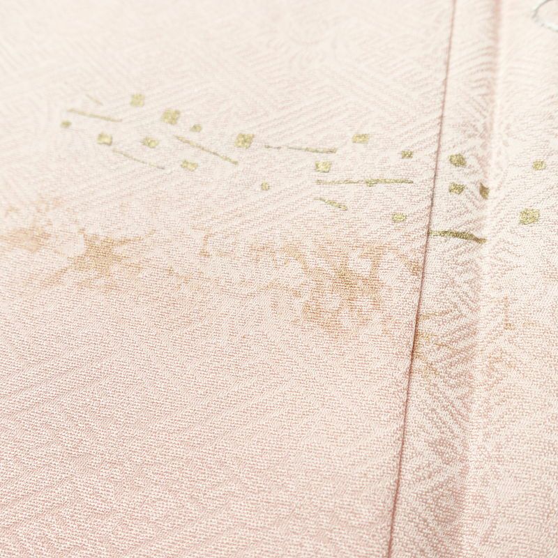 付け下げ 良品 しつけ糸付き 綸子 一つ紋付き 正絹 木の葉・植物柄 袷仕立て 身丈165cm 裄丈65cm 箔 刺繍 フォーマル 着物 ピンク_画像8