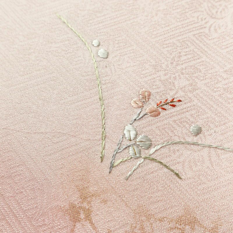 付け下げ 良品 しつけ糸付き 綸子 一つ紋付き 正絹 木の葉・植物柄 袷仕立て 身丈165cm 裄丈65cm 箔 刺繍 フォーマル 着物 ピンク_画像10