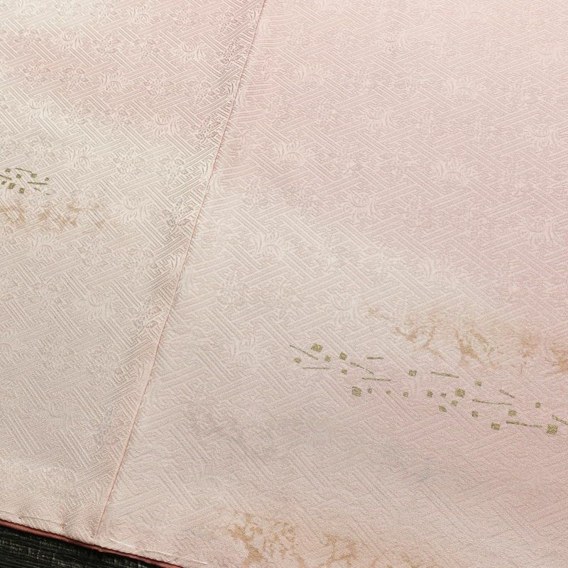付け下げ 良品 しつけ糸付き 綸子 一つ紋付き 正絹 木の葉・植物柄 袷仕立て 身丈165cm 裄丈65cm 箔 刺繍 フォーマル 着物 ピンク_画像12