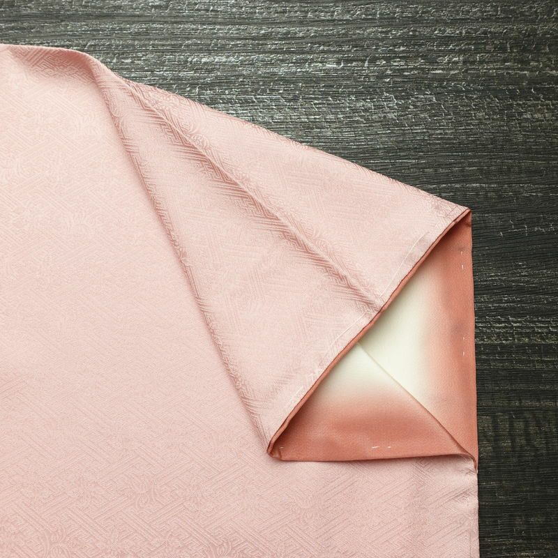 付け下げ 良品 しつけ糸付き 綸子 一つ紋付き 正絹 木の葉・植物柄 袷仕立て 身丈165cm 裄丈65cm 箔 刺繍 フォーマル 着物 ピンク_画像15