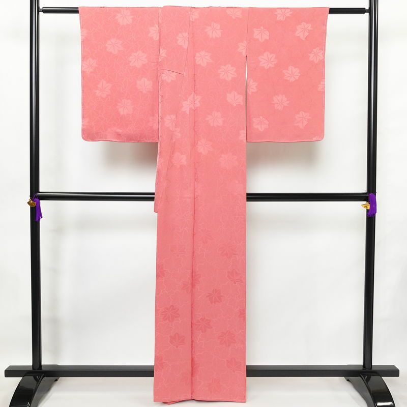 色無地 しつけ糸付き 一つ紋付き 正絹 木の葉・植物柄 袷仕立て 身丈161.5cm 裄丈64.5cm フォーマル 着物 ピンク_画像2