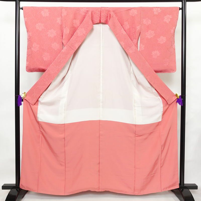 色無地 しつけ糸付き 一つ紋付き 正絹 木の葉・植物柄 袷仕立て 身丈161.5cm 裄丈64.5cm フォーマル 着物 ピンク_画像3