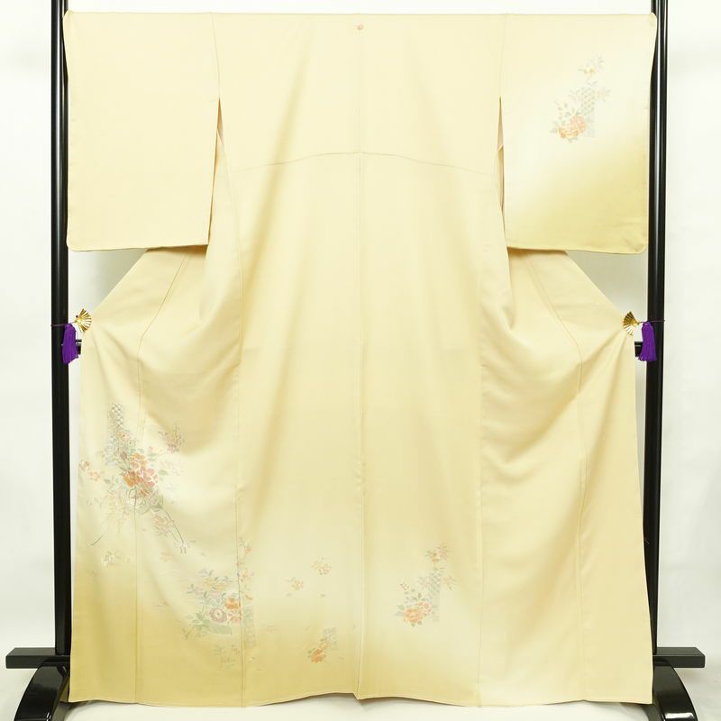 付け下げ 美品 蘇州刺繍 しつけ糸付き スワトウ刺繍 一つ紋付き 正絹 花柄 袷仕立て 身丈166cm 裄丈70cm 刺繍 フォーマル 着物 クリーム_画像1