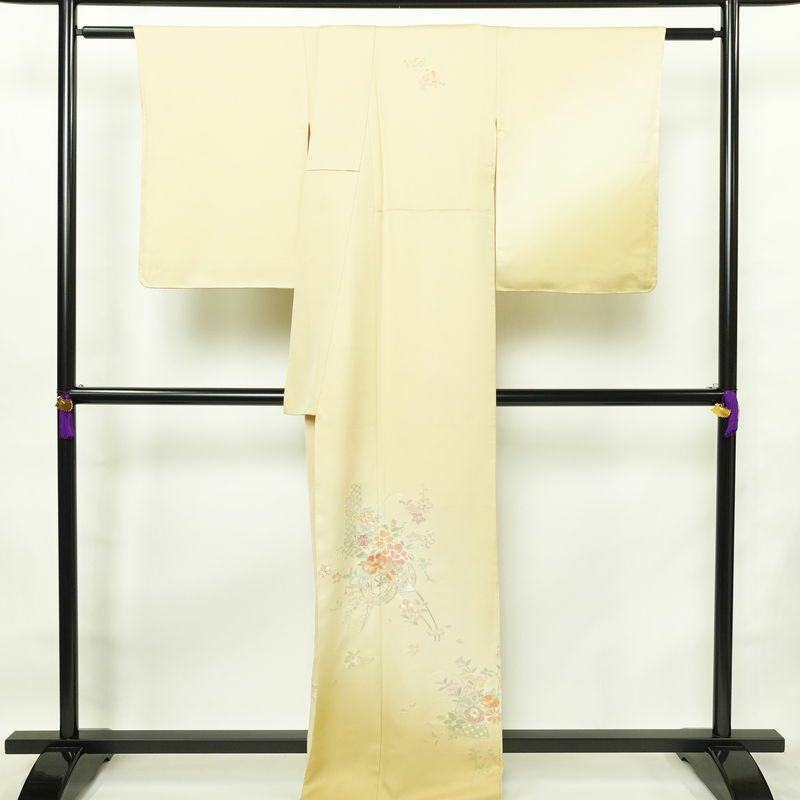 付け下げ 美品 蘇州刺繍 しつけ糸付き スワトウ刺繍 一つ紋付き 正絹 花柄 袷仕立て 身丈166cm 裄丈70cm 刺繍 フォーマル 着物 クリーム_画像2