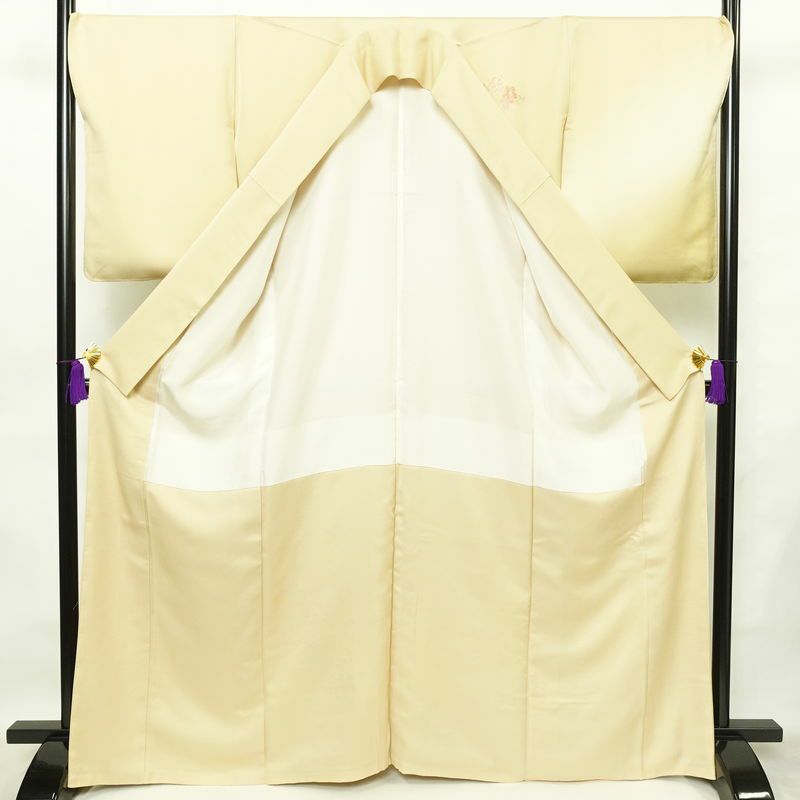 付け下げ 美品 蘇州刺繍 しつけ糸付き スワトウ刺繍 一つ紋付き 正絹 花柄 袷仕立て 身丈166cm 裄丈70cm 刺繍 フォーマル 着物 クリーム_画像3