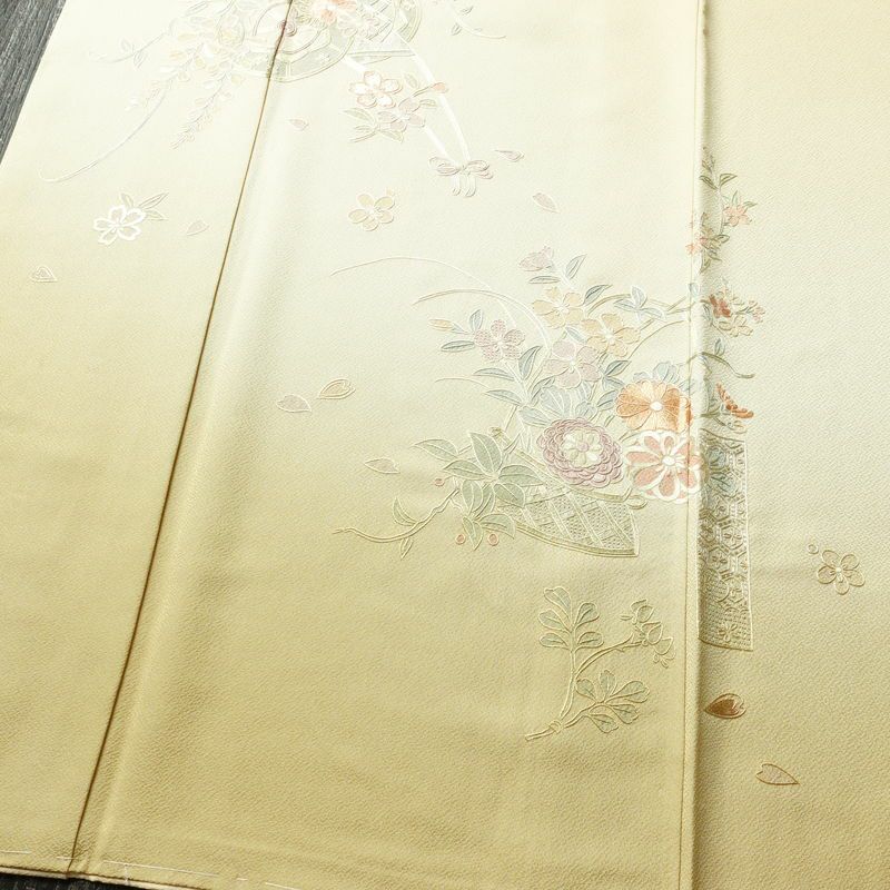 付け下げ 美品 蘇州刺繍 しつけ糸付き スワトウ刺繍 一つ紋付き 正絹 花柄 袷仕立て 身丈166cm 裄丈70cm 刺繍 フォーマル 着物 クリーム_画像4