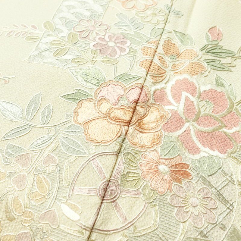 付け下げ 美品 蘇州刺繍 しつけ糸付き スワトウ刺繍 一つ紋付き 正絹 花柄 袷仕立て 身丈166cm 裄丈70cm 刺繍 フォーマル 着物 クリーム_画像7