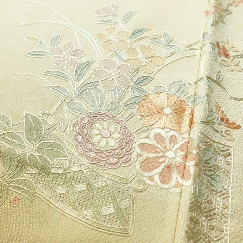 付け下げ 美品 蘇州刺繍 しつけ糸付き スワトウ刺繍 一つ紋付き 正絹 花柄 袷仕立て 身丈166cm 裄丈70cm 刺繍 フォーマル 着物 クリーム_画像11