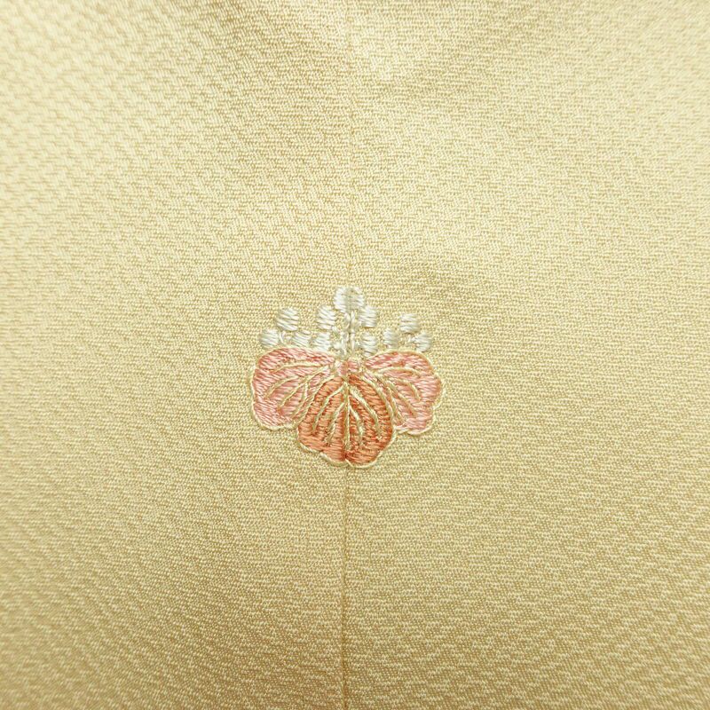 付け下げ 美品 蘇州刺繍 しつけ糸付き スワトウ刺繍 一つ紋付き 正絹 花柄 袷仕立て 身丈166cm 裄丈70cm 刺繍 フォーマル 着物 クリーム_画像16
