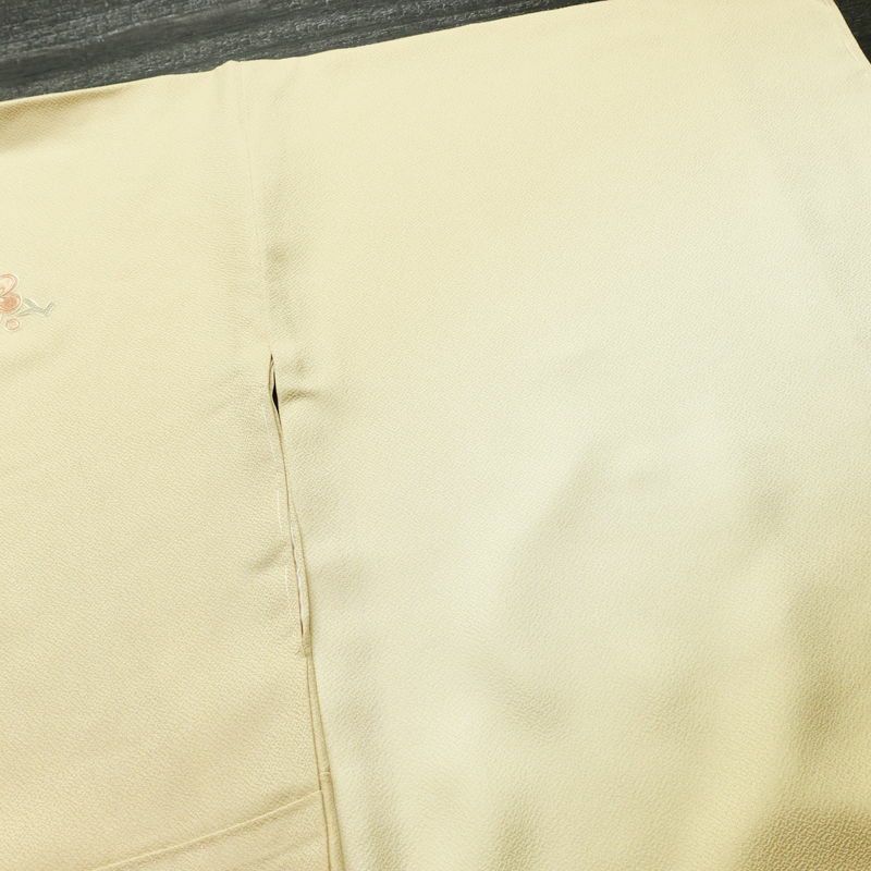 付け下げ 美品 蘇州刺繍 しつけ糸付き スワトウ刺繍 一つ紋付き 正絹 花柄 袷仕立て 身丈166cm 裄丈70cm 刺繍 フォーマル 着物 クリーム_画像17