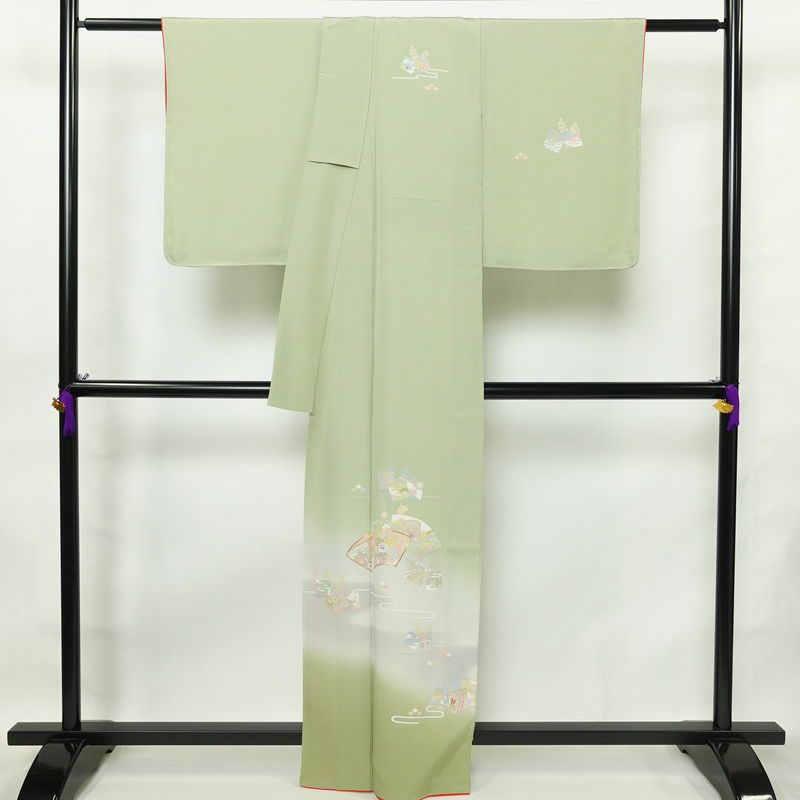 付け下げ 良品 落款入り 金駒刺繍 縮緬 正絹 古典柄 袷仕立て 身丈163cm 裄丈66cm 箔 一部しつけ糸付き フォーマル 着物 緑・うぐいす色_画像2