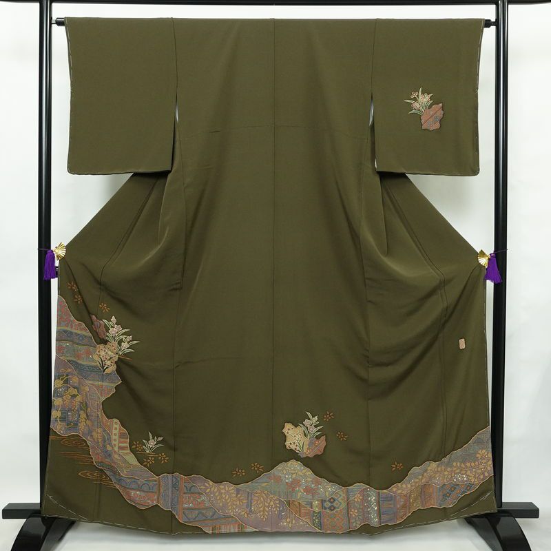 付け下げ 美品 落款入り しつけ糸付き 縮緬 正絹 木の葉・植物柄 袷仕立て 身丈163cm 裄丈64cm 箔 絞り 共八掛 フォーマル 着物 緑・うぐいす色_画像1