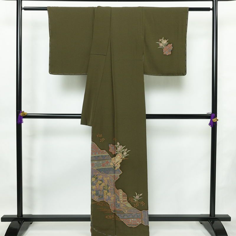 付け下げ 美品 落款入り しつけ糸付き 縮緬 正絹 木の葉・植物柄 袷仕立て 身丈163cm 裄丈64cm 箔 絞り 共八掛 フォーマル 着物 緑・うぐいす色_画像2