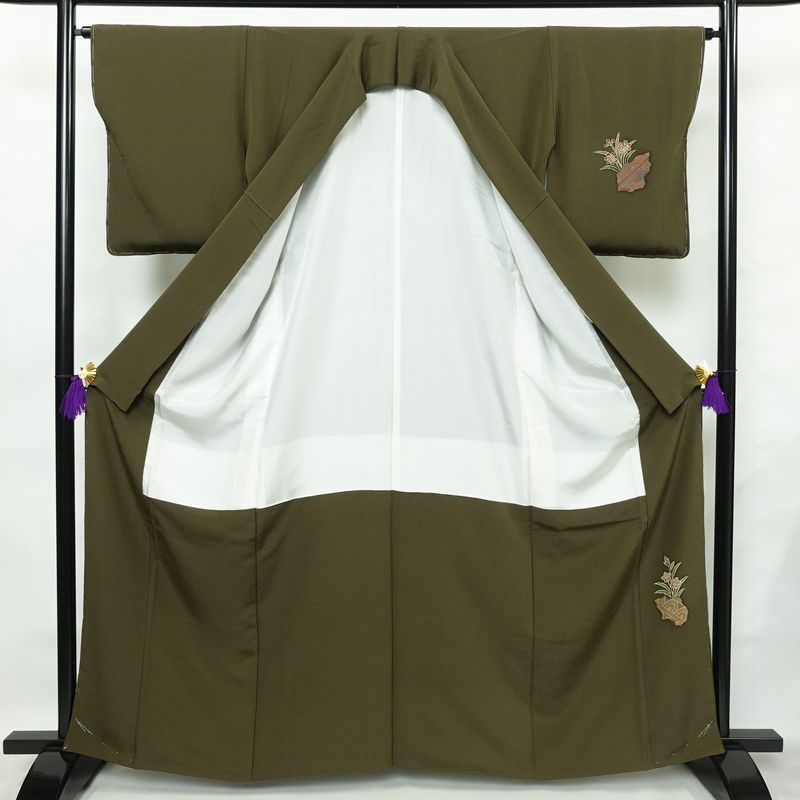 付け下げ 美品 落款入り しつけ糸付き 縮緬 正絹 木の葉・植物柄 袷仕立て 身丈163cm 裄丈64cm 箔 絞り 共八掛 フォーマル 着物 緑・うぐいす色_画像3